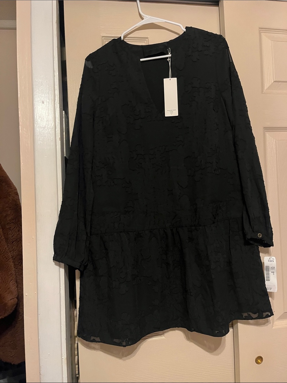 Women's Black V-Neck Textured Long-Sleeve Dress